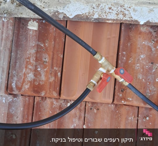 צינור ומחברים על גג רעפים
